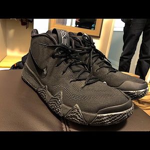 NIKE KYRIE 4 ‘BLACKOUT’ size 13